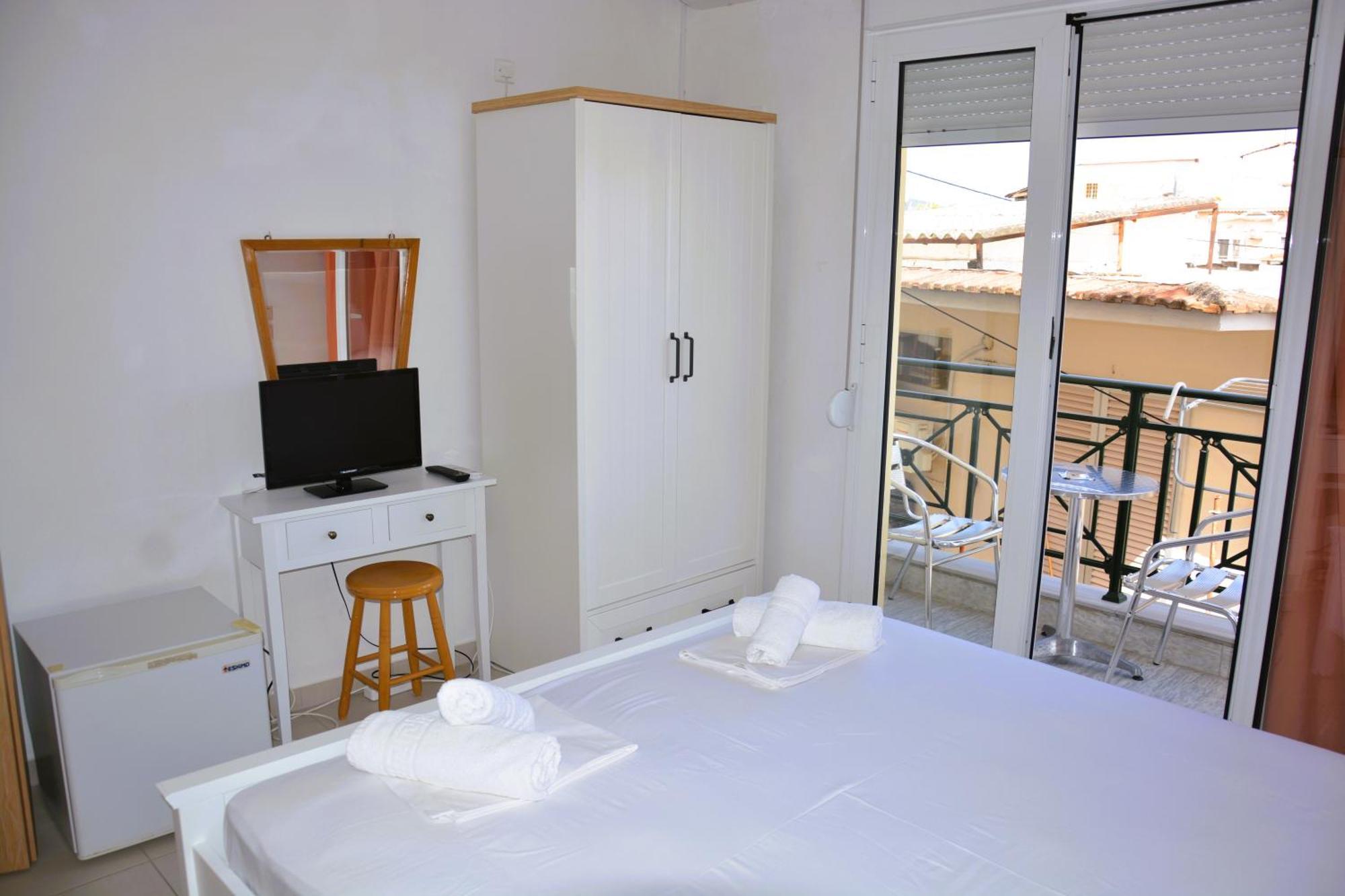 Dionyssos Hotel Limenas  Bagian luar foto